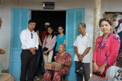 Chương trình "Khát vọng sống", diễn viên Hạnh Thúy và các bạn về Bến Tre làm từ thiện. 