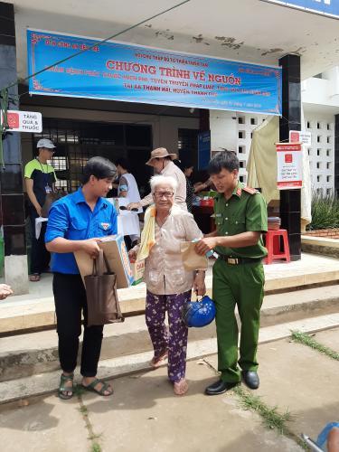 Hội Chữ thập đỏ tỉnh Bến Tre tổ chức khám bệnh cấp thuốc, tặng quà cho người dân nghèo tại xã Thạnh Hải huyện Thạnh Phú