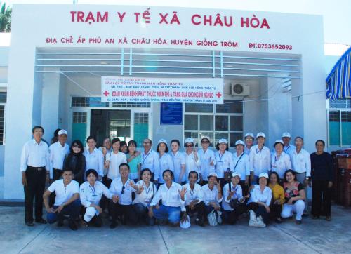Hội Chữ thập đỏ tỉnh tổ chức khám bệnh cấp thuốc và tặng quà cho bà con nghèo tại huyện Giồng Trôm