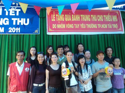 Hội Chữ thập đỏ phối hợp với các nhà hảo tâm tổ chức Tết trung thu- 2011 