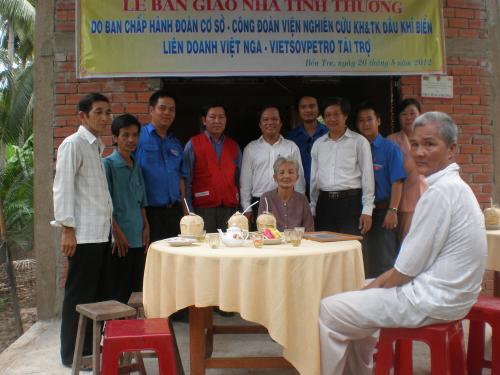BCH Đoàn cơ sở viện nghiên cứu KH & TK dầu khí biển Liên doanh Việt Nga tặng nhà tình thương 