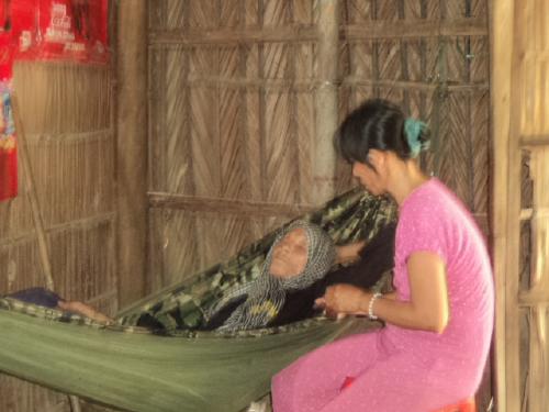 Hai vợ chồng già và người con bệnh tật