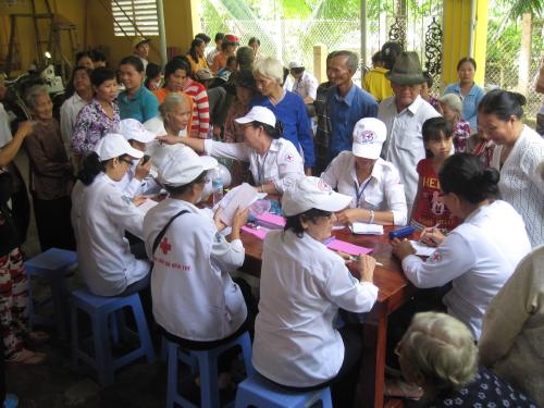 Câu lạc bộ Cựu Thanh niên Hồng thập tự kết hợp Amcham Việt Nam, công ty TNHH BB Nhựa Cường Phát TP. Hồ Chí Minh và Tân Ngọc Giác 2 TP Bến Tre tổ chức khám bệnh và tặng quà tại xã Hương Mỹ huyện Mỏ Cày Nam