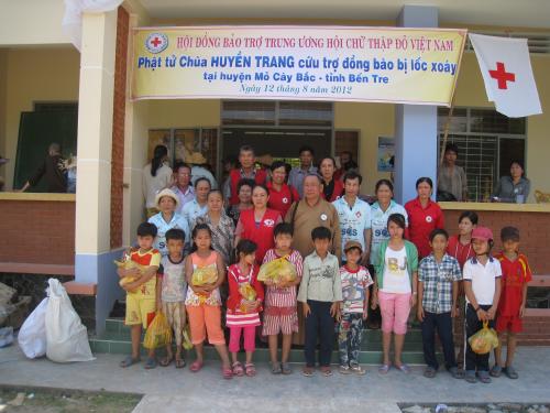 Đoàn phật tử chùa Huyền Trang Thành Phố Hồ Chí Minh tặng quà cho bà con nghèo bị lốc xoáy tại huyện Mỏ cày Bắc tỉnh Bến Tre