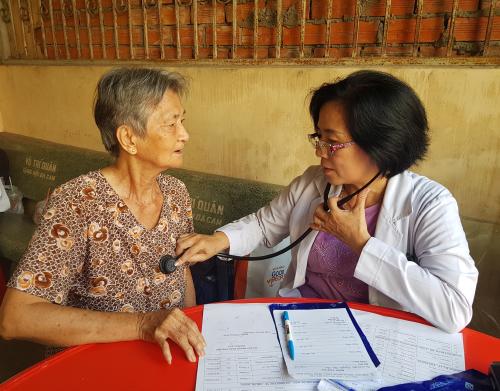 Hội Chữ thập đỏ tỉnh tổ chức khám bệnh cấp thuốc và tặng quà cho người cao tuổi Phường 1, Thành phố Bến Tre