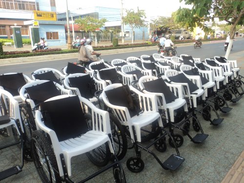 Hội Chữ thập đỏ tỉnh Bến Tre tặng xe lăn cho người khuyết tật và Nạn nhân chất đọc da cam