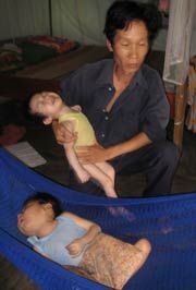 Hai chị em bé gái đều mắc bệnh động kinh 