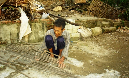 Người thương binh hơn 80 tuổi nhặt củi nuôi cháu mồ côi 